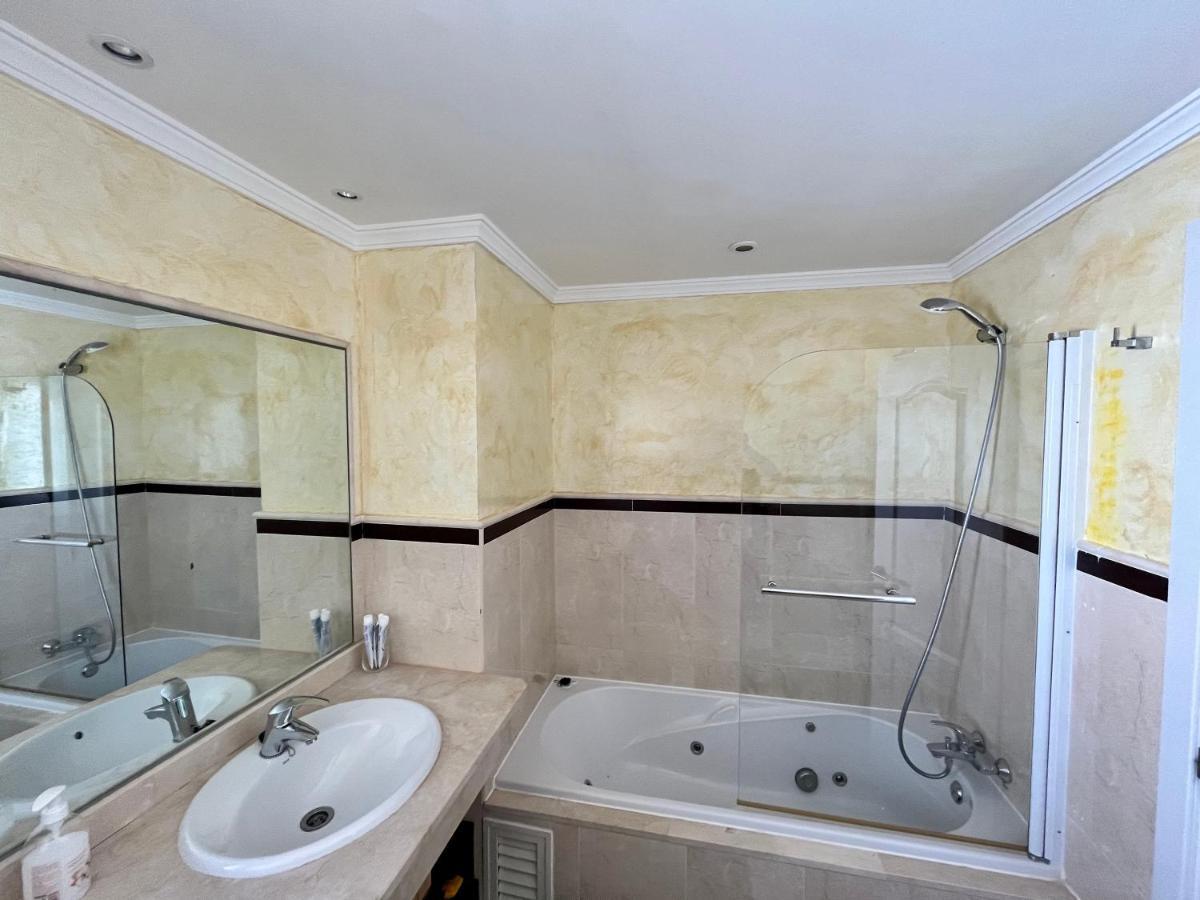 Quiet & Spacious Apt @ Golf Course W/ Roof Terrace San Roque  Exterior photo